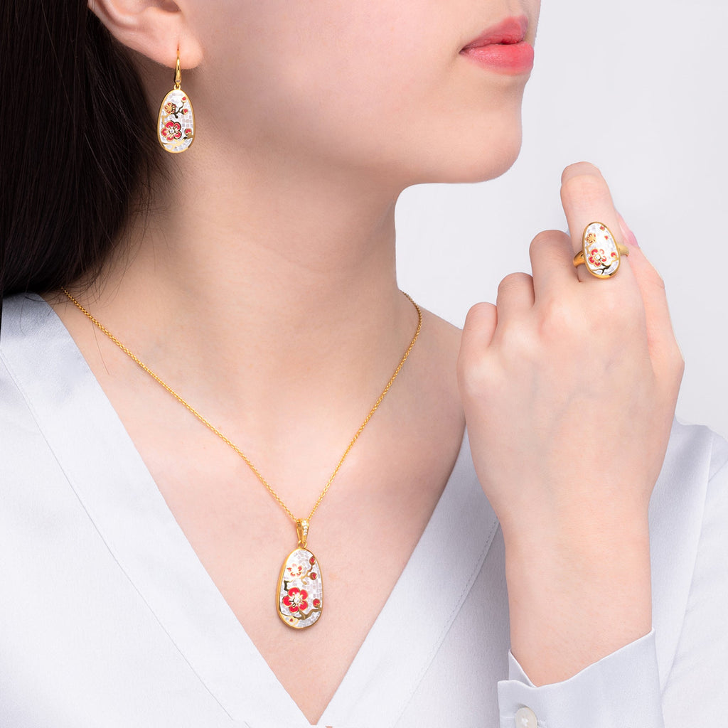 Plum Blossom Mosaic Mother of Pearl
Ring · Gold