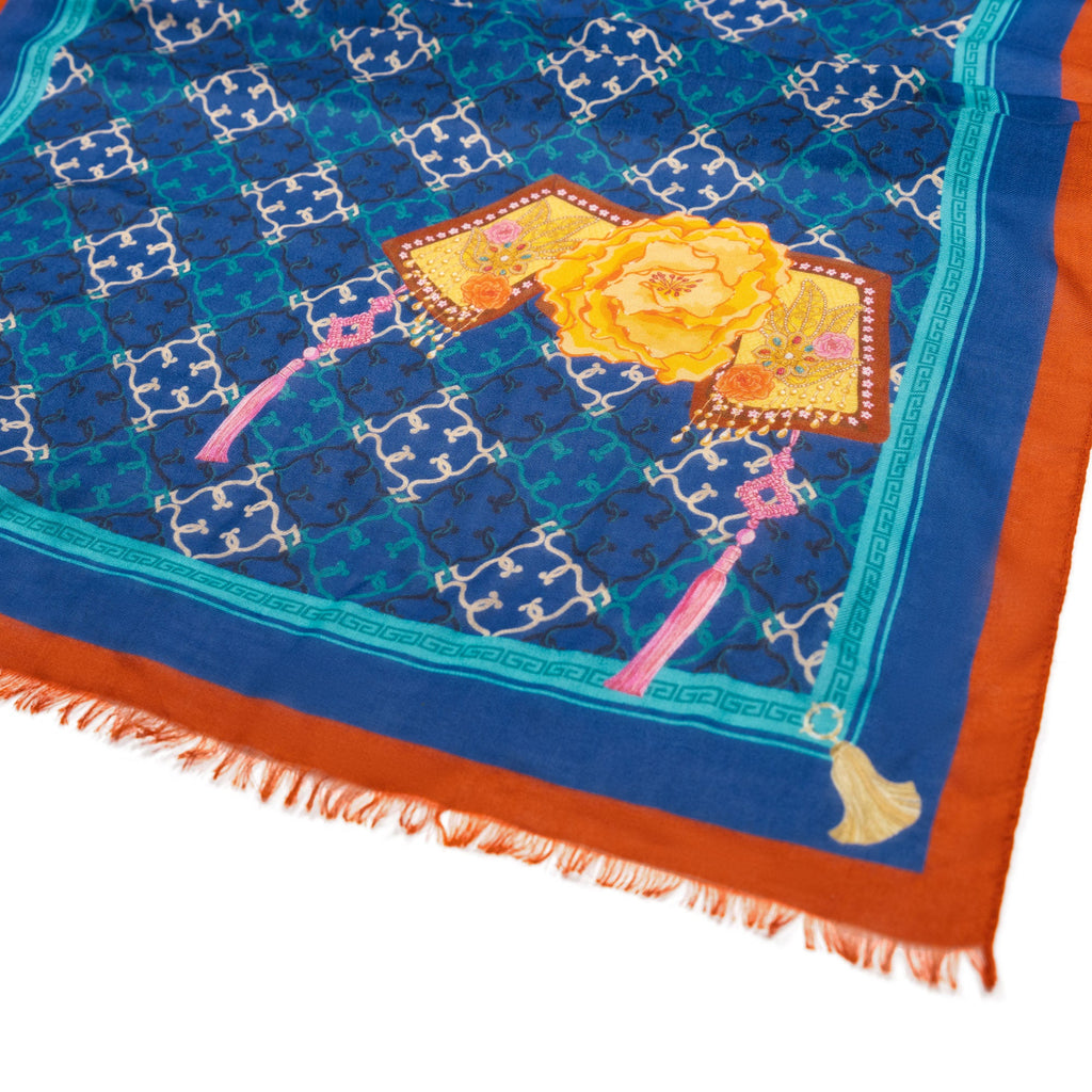 Manchurian Elegance
Langer Schal · Blau